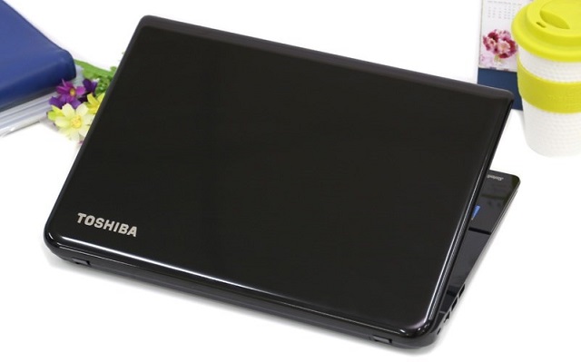 Mặt lưng bóng trên Toshiba Satellite C40