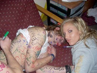 Đội trưởng cổ động bị đuổi vì đăng ảnh phản cảm