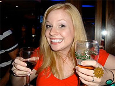 Bị đuổi việc vì đăng ảnh ăn chơi