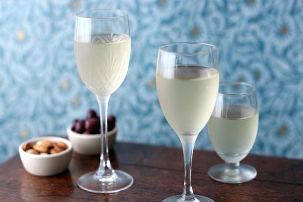 Một ít rượu trắng pha loãng sẽ giúp món cá của bạn hết tanh và thơm ngon