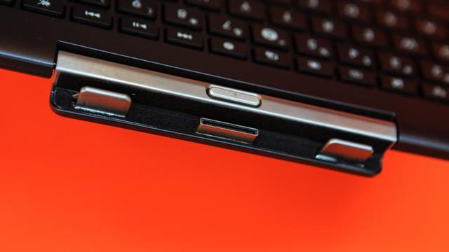 Phần bản lề của dock bàn phím có 3 cái ngàm và một nút nhấn để tách biệt bàn phím với màn hình