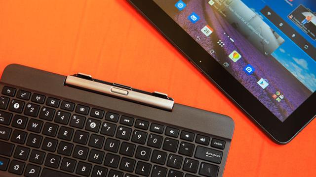 Phần bản lề của dock bàn phím đã được cải tiến khá nhiều so với phiên bản trước