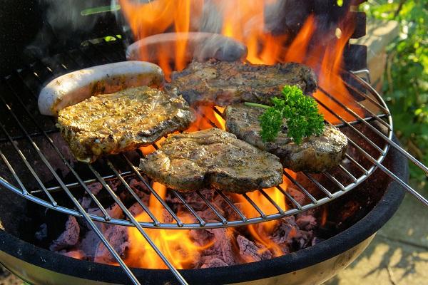 Thịt nướng quá lâu sẽ bị cháy khét tiềm ẩn nguy cơ gây ung thư
