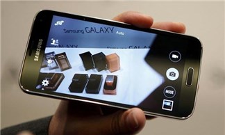 Cô gái thà bị bắn còn hơn để mất điện thoại Samsung