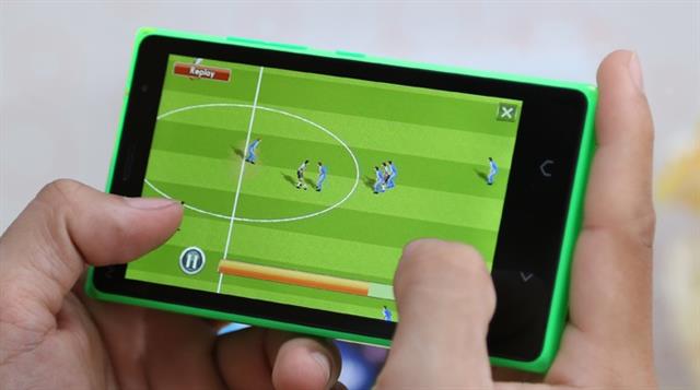 Máy chạy trên nền tảng Nokia X Platform 2.0 (Android 4.3) nhưng mang phong cách Windows phone 8