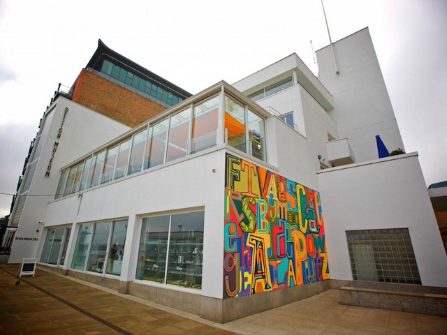 Một số bản vẽ trường đại học của Ive đã được trưng bày tại Bảo tàng thiết kế London