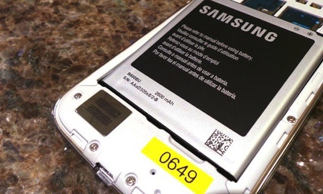Galaxy S4 xém gây hoạ vì dùng pin không chính hãng Galaxy S4 xém gây hoạ vì dùng pin không chính hãng