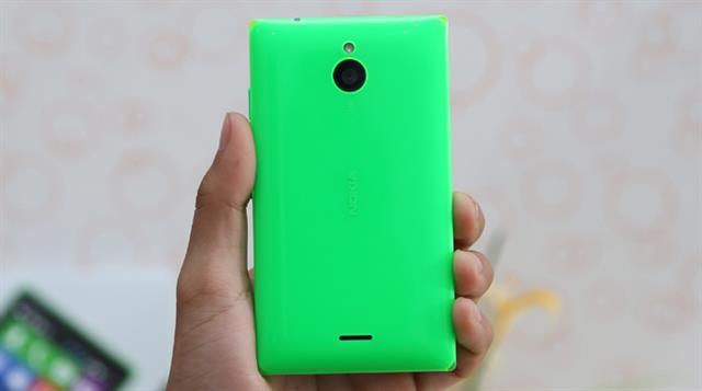 Máy có 4 màu: đen, trắng, cam và xanh lá