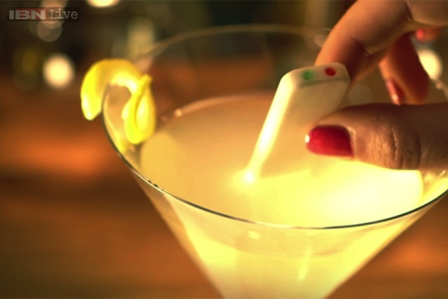 Thiết bị này được nhúng vào ly rượu