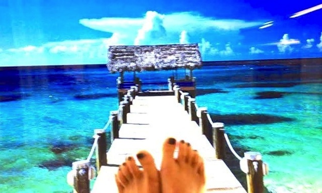 Bãi biển với đôi chân trần nóng bỏng