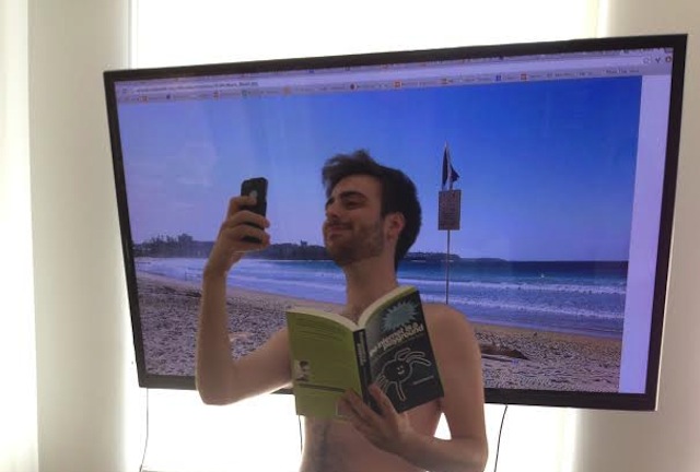 Vừa tắm biển vừa đọc sách