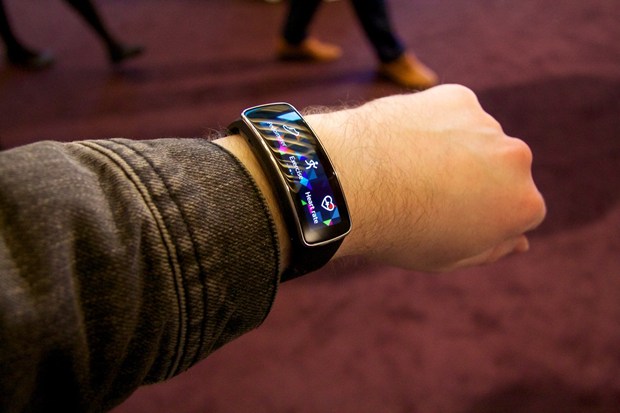 Thỏi pin 210 mAh: trung bình sử dụng 3-4 ngày, ít sử dụng có thể lên đến 5 ngày