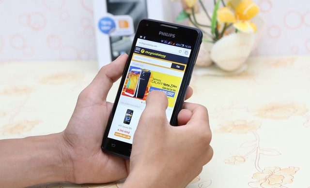 Trên tay smartphone pin chờ 2 tháng của Philips tại Thegioididong