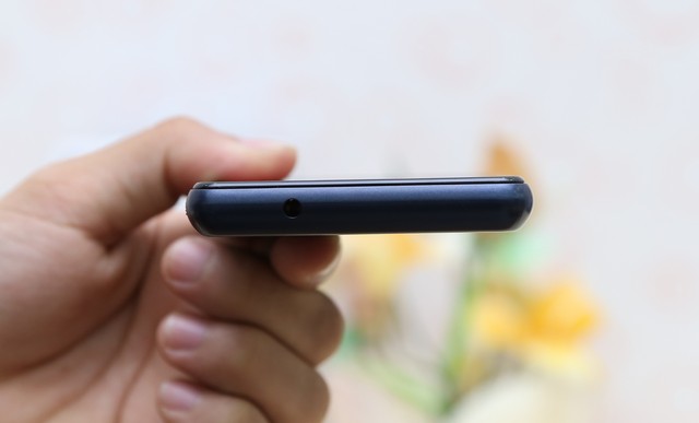 Trên tay smartphone pin chờ 2 tháng của Philips tại Thegioididong