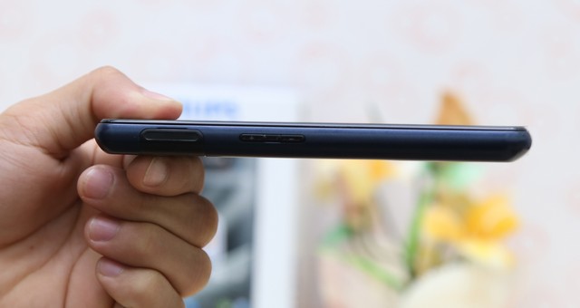 Trên tay smartphone pin chờ 2 tháng của Philips tại Thegioididong