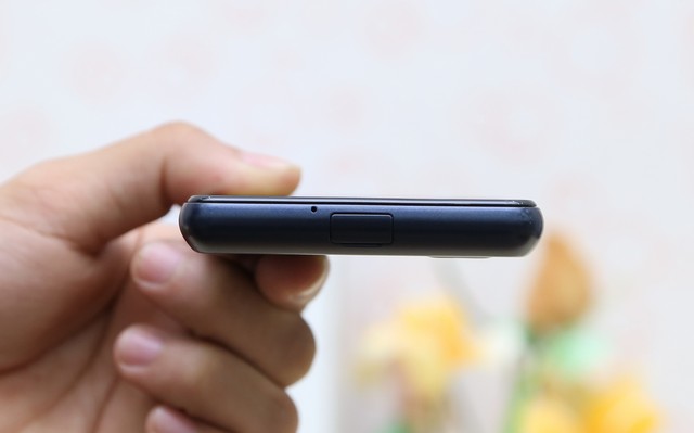 Trên tay smartphone pin chờ 2 tháng của Philips tại Thegioididong