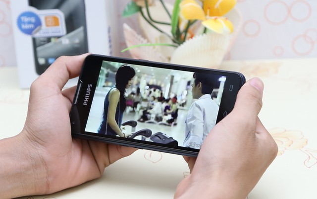 Trên tay smartphone pin chờ 2 tháng của Philips tại Thegioididong