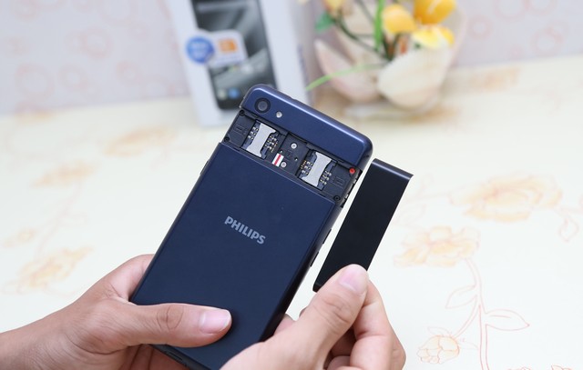 Trên tay smartphone pin chờ 2 tháng của Philips tại Thegioididong