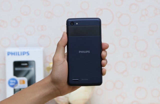 Trên tay smartphone pin chờ 2 tháng của Philips tại Thegioididong