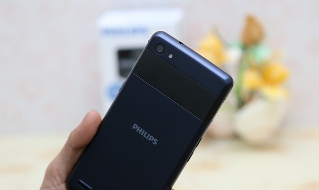 Trên tay smartphone pin chờ 2 tháng của Philips tại Thegioididong