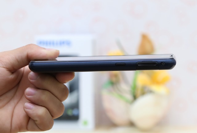 Trên tay smartphone pin chờ 2 tháng của Philips tại Thegioididong