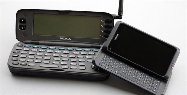 Nokia 9000 Communicator đặt cạnh Nokia E7