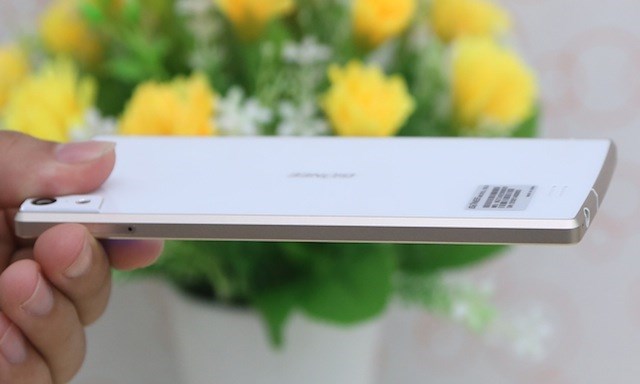Smartphone mỏng nhất thế giới khoe vẻ ngoài hấp dẫn Smartphone mỏng nhất thế giới khoe vẻ ngoài hấp dẫn