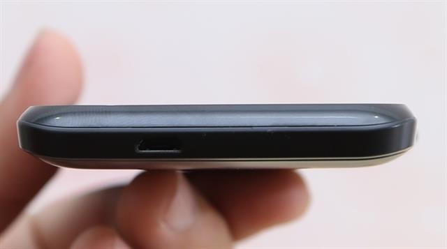 Đáy máy có cổng microUSB truyền dữ liệu và kiêm luôn chức năng sạc pin