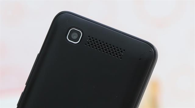 Mặt sau có camera chính 5MP