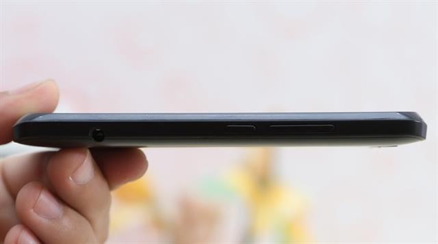 Cạnh phải có nút chỉnh âm lượng, nút nguồn và Jack âm thanh 3.5mm