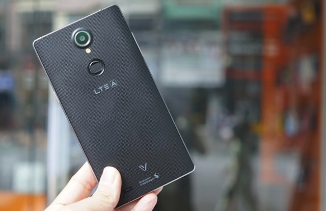 Mặt sau với cảm biến nhận dạng vân tay