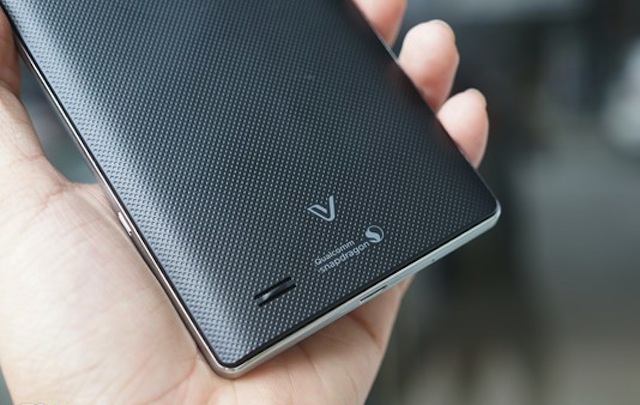 Mặt sau với cảm biến nhận dạng vân tay