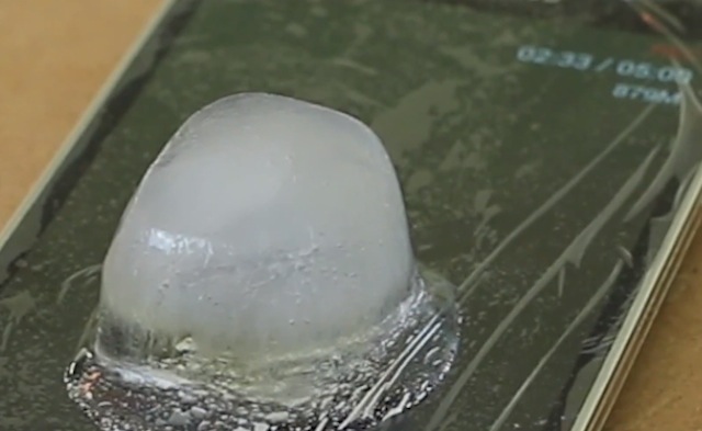 Đặt nước đá lên thiết bị