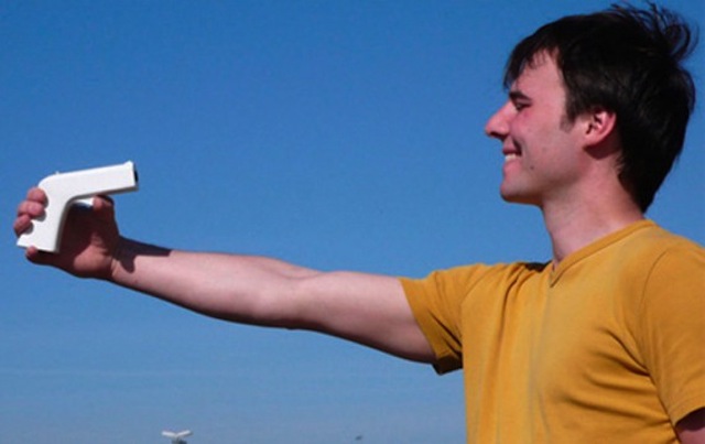 Chụp ảnh tự sướng với súng