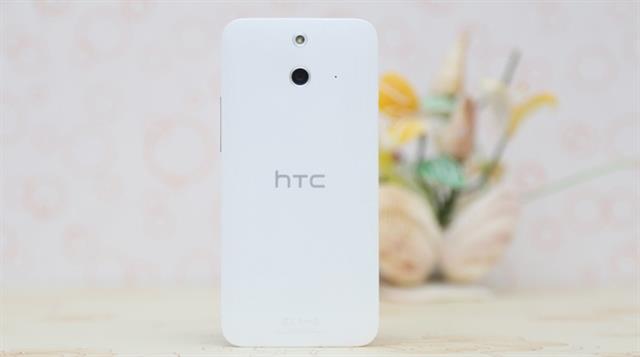 Trong khi tổng thể “body” của HTC One M8 được chế tác bằng hợp kim nhôm (90%), thì One E8 lại chọn phong cách mềm mại từ nhựa polycarbonate bóng bẩy