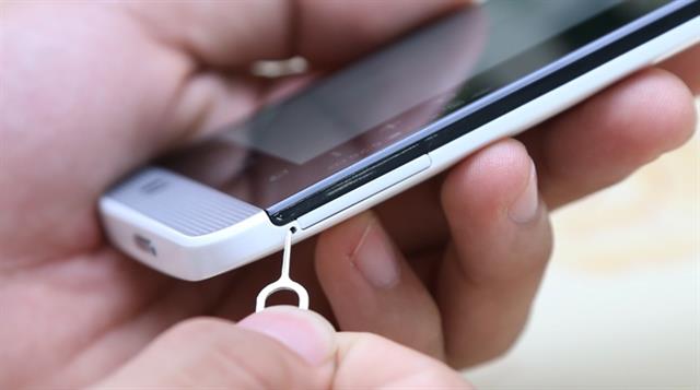Dùng cây chọt chuyên dụng để lấy khay SIM ra