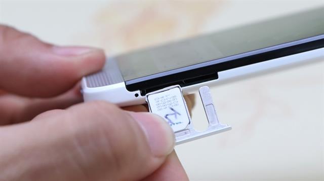 Rồi lắp kỹ SIM vào