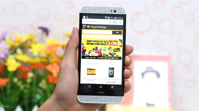 Mặt trước của máy được phủ lớp kính cường lực Corning Gorilla Glass 3 cùng loa kép BoomSound hết sức ấn tượng