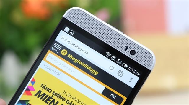 Viền màn hình phía trên có camera phụ 5MP kề cạnh cùng bộ cảm biến