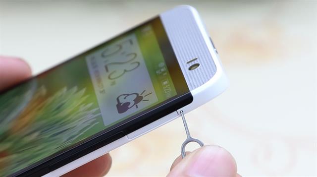 Dùng cây chọt chuyên dụng để lấy khay microSD ra