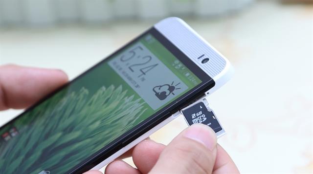 Rồi lắp kỹ thẻ nhớ vào
