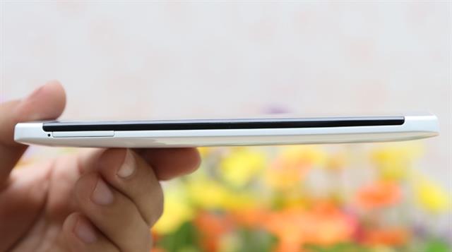 Cạnh trái có khay cắm SIM