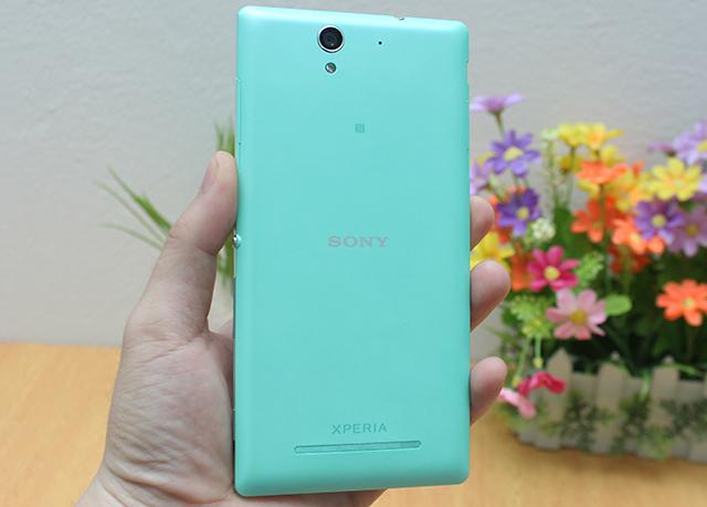 Mặt sau của Xperia C3