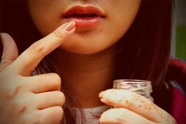 Dầu dừa l&agrave;m rạng rỡ đ&ocirc;i m&ocirc;i