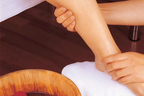 Dầu dừa c&oacute; thể khử m&ugrave;i h&ocirc;i cho ch&acirc;n