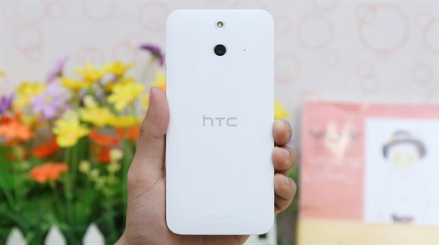 Xem lại: Đánh giá thiết kế, màn hình, hiệu suất và pin HTC One E8