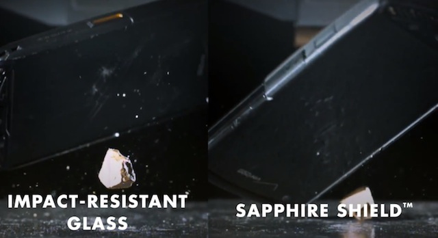 Thử nghiệm thả rơi (smartphone dùng kính thường bên trái, smartphone dùng kính Sapphire Shield bên phải)