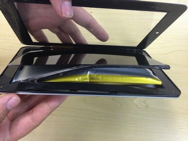 Chiếc máy tính bảng phồng to