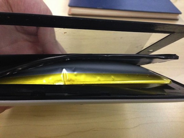 Chiếc máy tính bảng phồng to