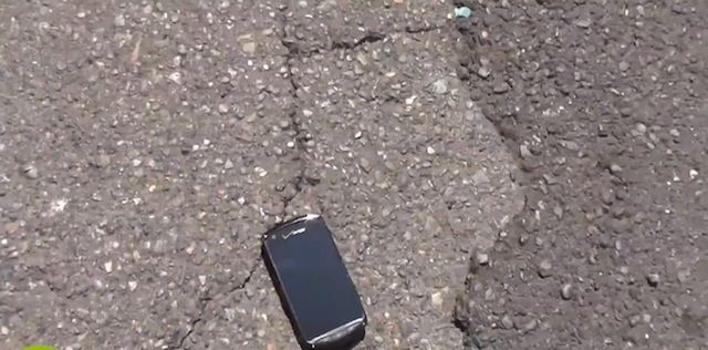 Thử nghiệm độ bền của Kyocera Brigadier